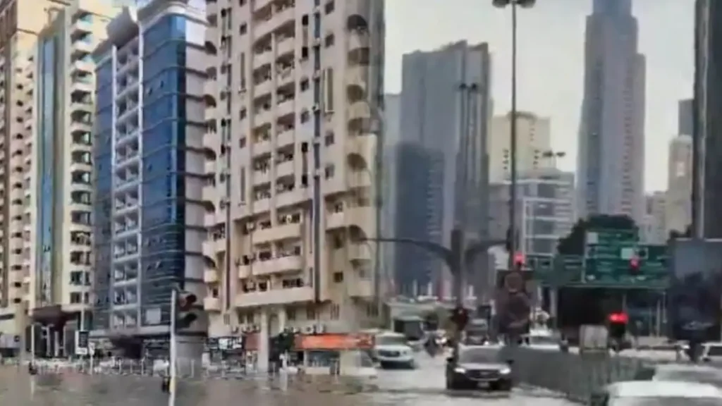 Κατακλυσμός «χτυπά» ξανά τα Εμιράτα: Πλημμύρες σε Ντουμπάι και Άμπου Ντάμπι – Δρόμοι ποτάμια και ακυρώσεις πτήσεων