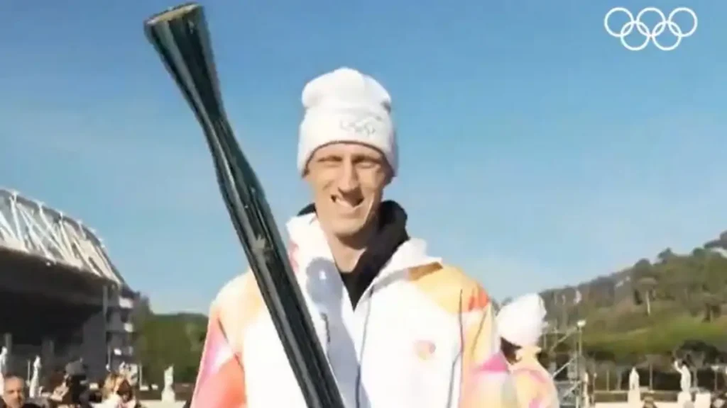 Ο Ακίλε Πολονάρα συμμετείχε στη λαμπαδηδρομία για τους Χειμερινούς Ολυμπιακούς Αγώνες 2026
