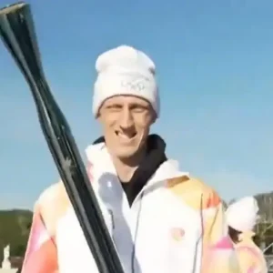 Ο Ακίλε Πολονάρα συμμετείχε στη λαμπαδηδρομία για τους Χειμερινούς Ολυμπιακούς Αγώνες 2026