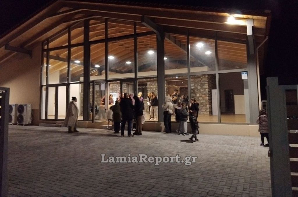 Με τη θεατρική παράσταση «Άγιος Βασίλης ή Γιατρός» εγκαινιάστηκε ο νέος Πολυχώρος Γλύφας