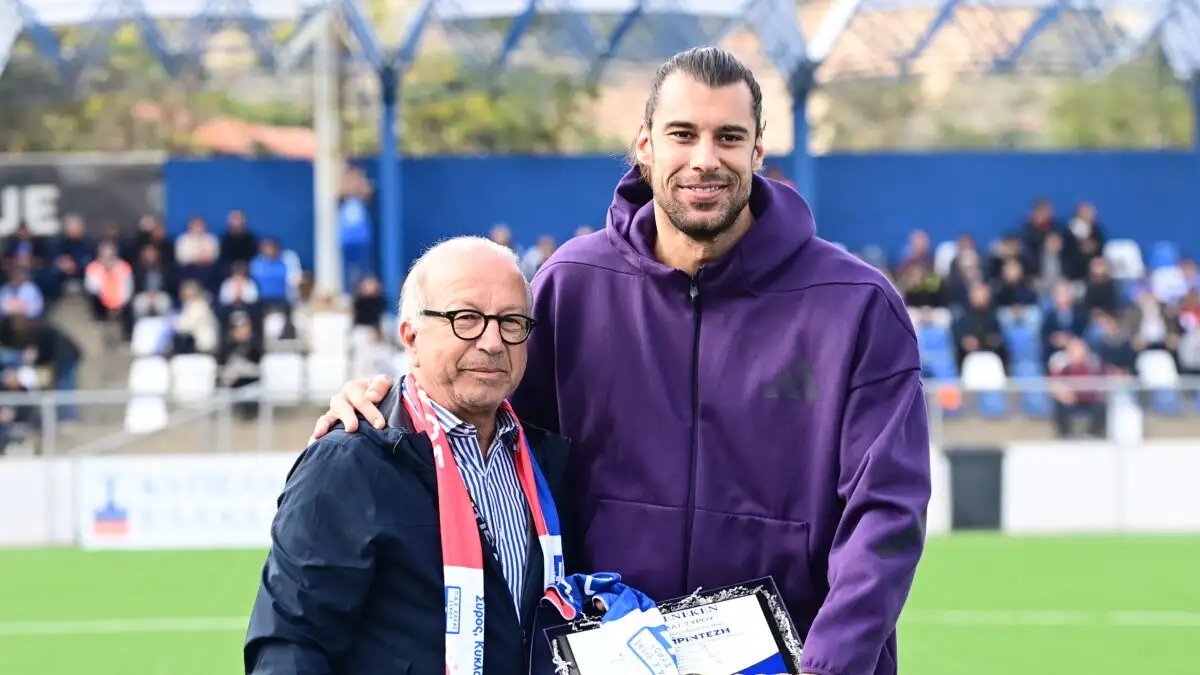 Η Ελλάς Σύρου βράβευσε τον Γιώργο Πρίντεζη πριν το παιχνίδι με τον Ολυμπιακό