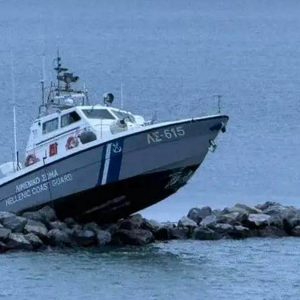 Προσάραξε περιπολικό σκάφος στο λιμάνι του Βόλου