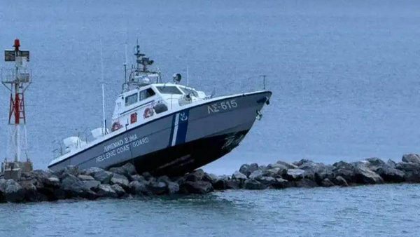 Προσάραξε περιπολικό σκάφος στο λιμάνι του Βόλου