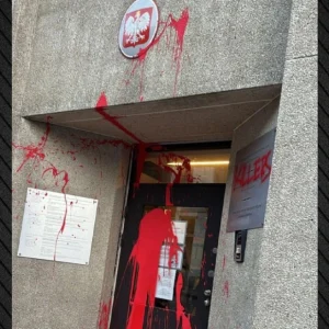 Βρυξέλλες: Άγνωστοι έριξαν κόκκινη μπογιά στο προξενείο της Πολωνίας και έγραψαν το σύνθημα «δολοφόνοι»