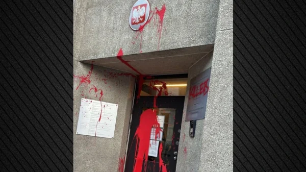 Βρυξέλλες: Άγνωστοι έριξαν κόκκινη μπογιά στο προξενείο της Πολωνίας και έγραψαν το σύνθημα «δολοφόνοι»