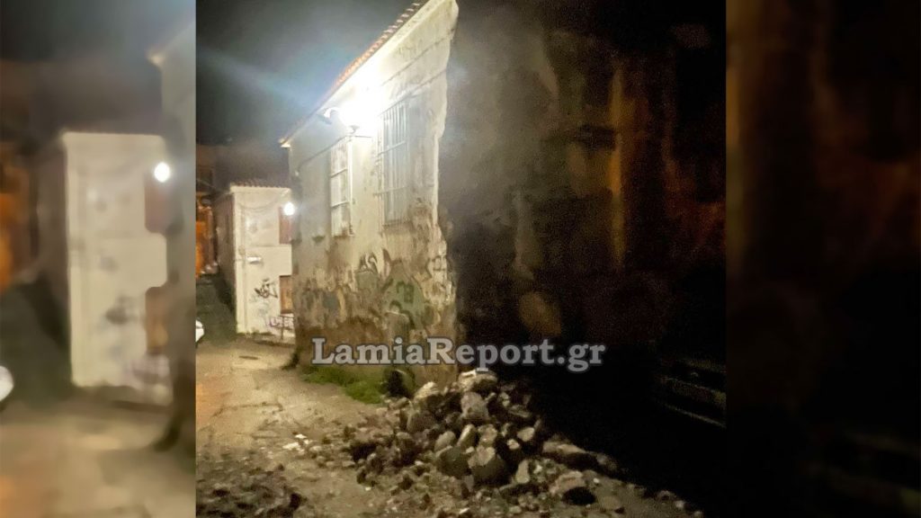 Κατέρρευσε τοίχος στο κέντρο της Λαμίας - Μόλις που πρόλαβε να περάσει πεζός (ΒΙΝΤΕΟ)