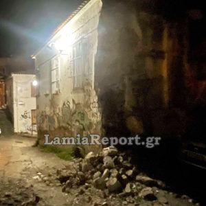 Κατέρρευσε τοίχος στο κέντρο της Λαμίας - Μόλις που πρόλαβε να περάσει πεζός (ΒΙΝΤΕΟ)