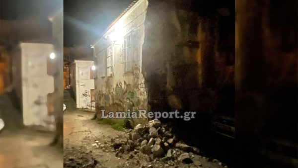 Κατέρρευσε τοίχος στο κέντρο της Λαμίας - Μόλις που πρόλαβε να περάσει πεζός (ΒΙΝΤΕΟ)