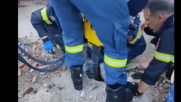 Λευκάδα: 2χρονο παιδί έπεσε σε δεξαμενή με απόβλητα – Η «χειρουργική» επιχείρηση της πυροσβεστικής για τον απεγκλωβισμό του