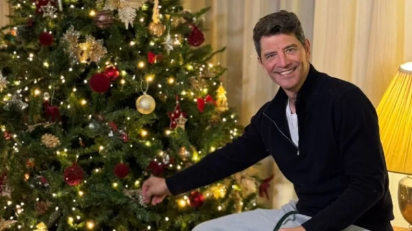 Ο Σάκης Ρουβάς ποζάρει δίπλα στο χριστουγεννιάτικο δέντρο στο σπίτι του