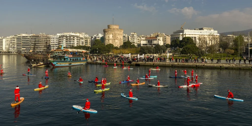 Αγιοβασίληδες με σανίδες και κουπί γέμισαν τον Θερμαϊκό για το 5ο Santa SUP -Δείτε εικόνες