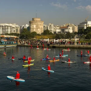 Αγιοβασίληδες με σανίδες και κουπί γέμισαν τον Θερμαϊκό για το 5ο Santa SUP -Δείτε εικόνες