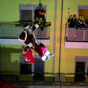 Πυροσβέστες έφεραν τα Χριστούγεννα στο νοσοκομείο Παίδων Αγία Σοφία, ντύθηκαν Άι Βασίληδες και μοίρασαν δώρα σε παιδιά με καρκίνο, δείτε βίντεο