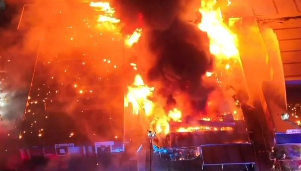 Σίδνεϊ: Πύρινη κόλαση από έκρηξη σε χημικό εργοστάσιο – Σκουπίδια εκτοξεύονταν και οι φλόγες να ξεπέρναγαν τα 100 μέτρα