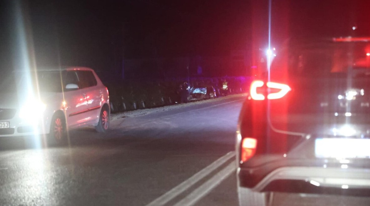 Σύγκρουση οχημάτων νωρίς το πρωί στη Λάρισα - Ένα αυτοκίνητο βρέθηκε εκτός δρόμου