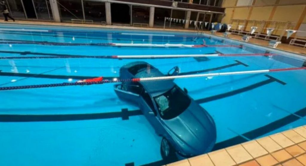 Γαλλία: Αυτοκίνητο έπεσε σε πισίνα με μητέρα και την 5χρονη κόρη της, η οδηγός μπέρδεψε το φρένο με το γκάζι