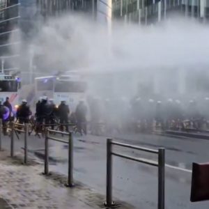 Επεισόδια και δακρυγόνα στη συγκέντρωση αγροτών έξω από το Ευρωκοινοβούλιο στις Βρυξέλλες - Εμπόλεμο σκηνικό (ΒΙΝΤΕΟ)