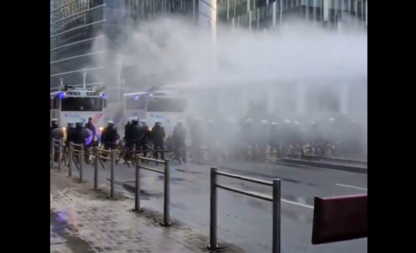 Επεισόδια και δακρυγόνα στη συγκέντρωση αγροτών έξω από το Ευρωκοινοβούλιο στις Βρυξέλλες - Εμπόλεμο σκηνικό (ΒΙΝΤΕΟ)