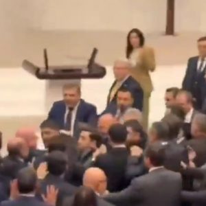 Χάος στην τουρκική βουλή: Αντάλλαξαν γροθιές βουλευτές του Ερντογάν με της αντιπολίτευσης (ΒΙΝΤΕΟ)