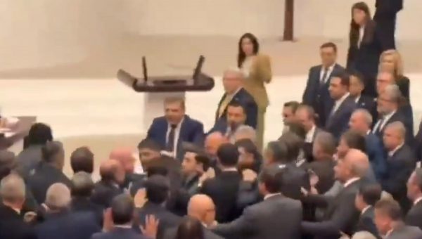 Χάος στην τουρκική βουλή: Αντάλλαξαν γροθιές βουλευτές του Ερντογάν με της αντιπολίτευσης (ΒΙΝΤΕΟ)