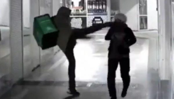 Η σοκαριστική στιγμή που ντελιβεράς κλοτσάει ηλικιωμένη στο κεφάλι χωρίς λόγο – Δείτε βίντεο