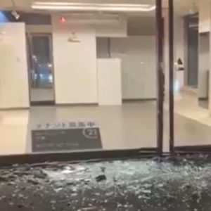 Ιαπωνία: Μετρά τις πληγές της μετά τον σεισμό 7,5 βαθμών – Τουλάχιστον 30 τραυματίες μετά τον ισχυρό σεισμό των 7,6R και το τσουνάμι