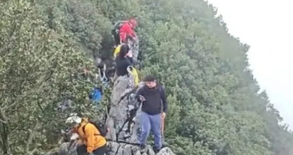 Παρ' ολίγον τραγωδία για μια selfie: Τουρίστας έκανε βουτιά 40 μέτρων στο κενό, από βράχο, και επέζησε!