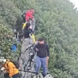 Παρ' ολίγον τραγωδία για μια selfie: Τουρίστας έκανε βουτιά 40 μέτρων στο κενό, από βράχο, και επέζησε!