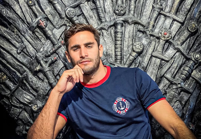 Ο Μάριος Καπότσης γράφει στίχους για τον Πλούταρχο