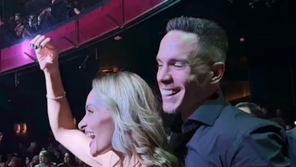 Ο Λευτέρης Πετρούνιας γιόρτασε τα γενέθλιά του στα μπουζούκια και δέχτηκε απρόσμενη έκπληξη από οικογένεια και φίλους