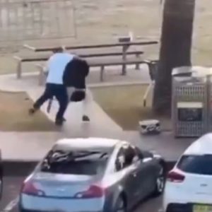 Μουσουλμάνος φοιτητής από το Πακιστάν ο ένας δράστης του αιματοκυλίσματος στο Σίδνεϊ - Η στιγμή που Αυστραλός πολίτης τον αφοπλίζει