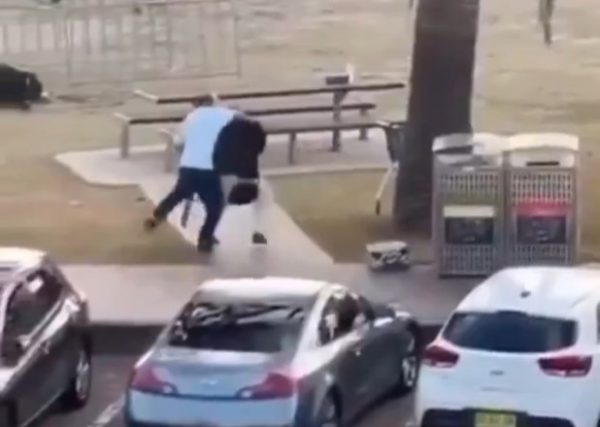 Μουσουλμάνος φοιτητής από το Πακιστάν ο ένας δράστης του αιματοκυλίσματος στο Σίδνεϊ - Η στιγμή που Αυστραλός πολίτης τον αφοπλίζει