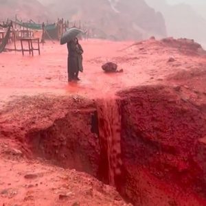 Η θάλασσα στο Ιράν «βάφτηκε» κόκκινη στο νησί Χορμούζ - Η εξήγηση Κολυδά για το εντυπωσιακό φαινόμενο