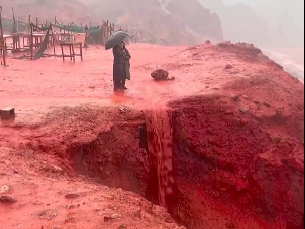 Η θάλασσα στο Ιράν «βάφτηκε» κόκκινη στο νησί Χορμούζ - Η εξήγηση Κολυδά για το εντυπωσιακό φαινόμενο