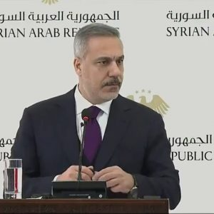 Συρία: «Έκοψαν» τον Χακάν Φιντάν την ώρα συνέντευξης Τύπου – Η Συρία απολογήθηκε για την γκάφα