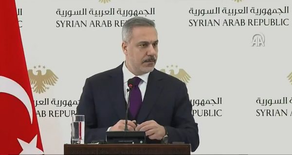 Συρία: «Έκοψαν» τον Χακάν Φιντάν την ώρα συνέντευξης Τύπου – Η Συρία απολογήθηκε για την γκάφα