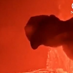 Αδιανόητες εικόνες από το ηφαίστειο Κιλαουέα στη Χαβάη: Νεαροί πόζαραν ανενόχλητοι δίπλα στη λάβα μπροστά σε κάμερα επιστημόνων