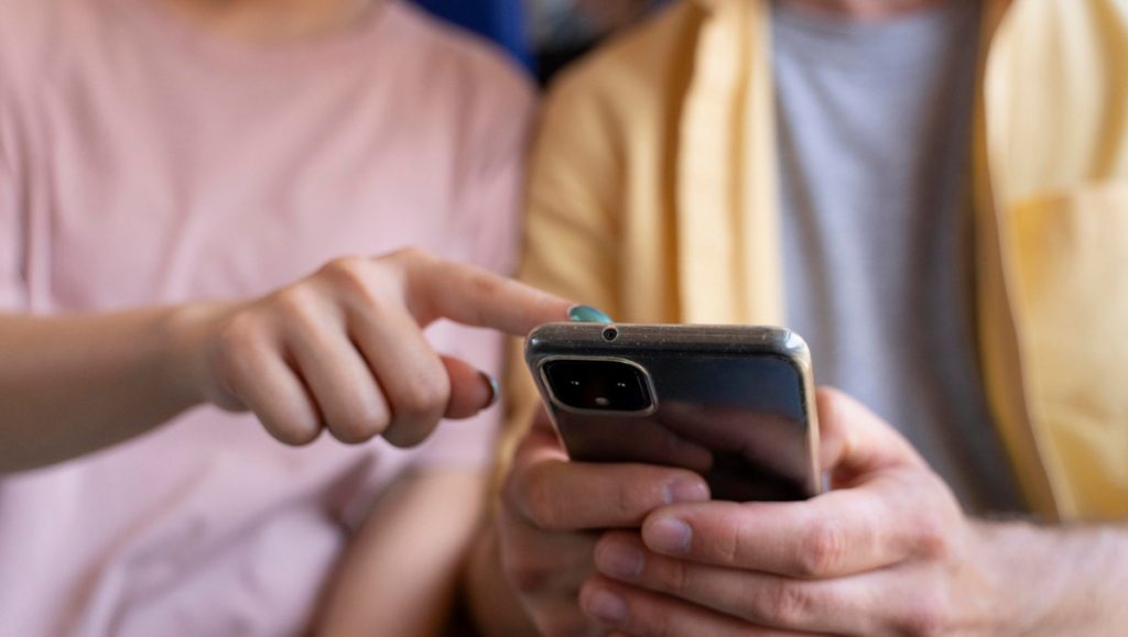 To iOS 26.3 φέρνει την προώθηση ειδοποιήσεων σε wearables τρίτων κατασκευαστών