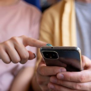 To iOS 26.3 φέρνει την προώθηση ειδοποιήσεων σε wearables τρίτων κατασκευαστών