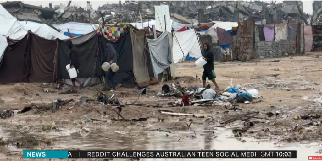 Η κακοκαιρία Byron σφυροκοπά τη Γάζα: Νεκρό βρέφος 8 μηνών – Βυθισμένες στις λάσπες οι σκηνές των εκτοπισμένων