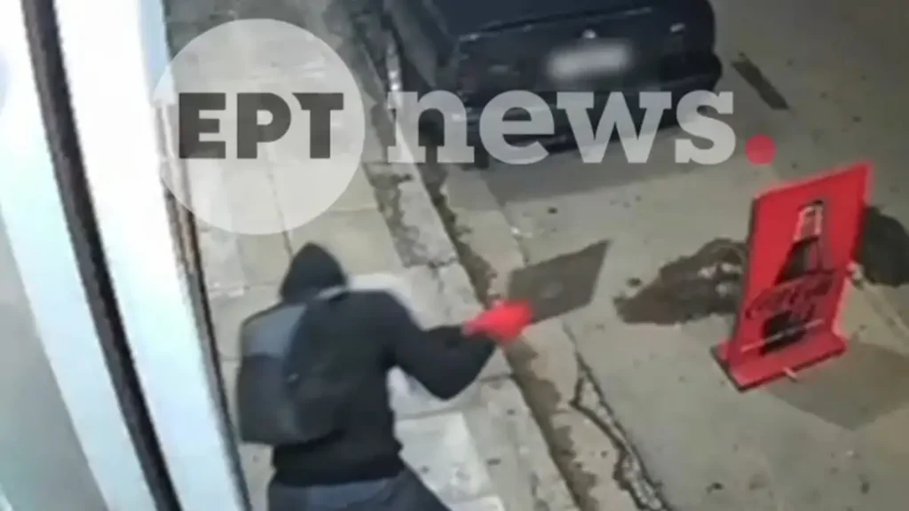 Σεπόλια: Η στιγμή που άγνωστος σπάει βιτρίνα καφετέριας με καπάκι φρεατίου – Κλέβει χρήματα και αναψυκτικά και εξαφανίζεται