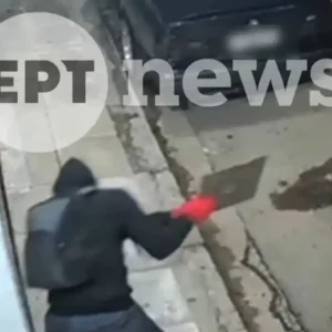 Σεπόλια: Η στιγμή που άγνωστος σπάει βιτρίνα καφετέριας με καπάκι φρεατίου – Κλέβει χρήματα και αναψυκτικά και εξαφανίζεται