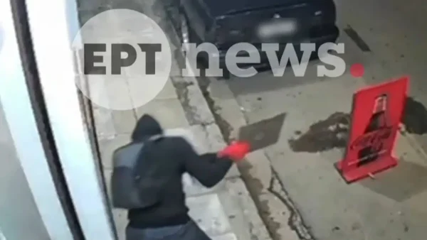 Σεπόλια: Η στιγμή που άγνωστος σπάει βιτρίνα καφετέριας με καπάκι φρεατίου – Κλέβει χρήματα και αναψυκτικά και εξαφανίζεται