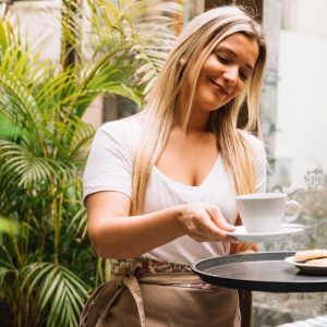 Η καφετέρια "Ginger" αναζητά σερβιτόρα