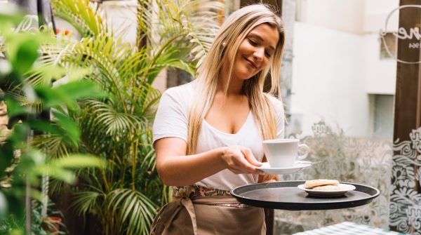 Η καφετέρια "Ginger" αναζητά σερβιτόρα