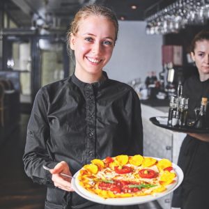 Το μεζεδοπωλείο "Μπαχάρικο" αναζητά Σερβιτόρα