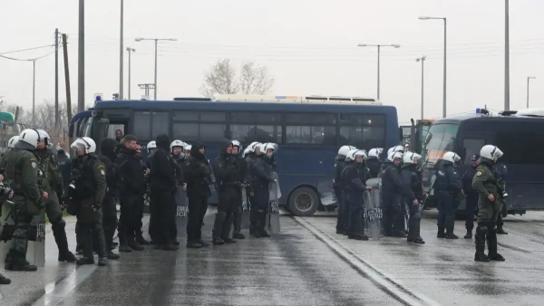 Οι αγρότες στις Σέρρες έσπασαν το μπλόκο της αστυνομίας και πάνε προς το τελωνείο Προμαχώνα