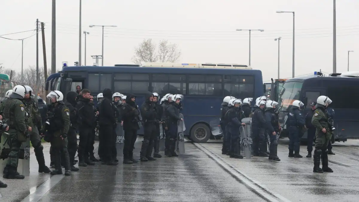 Οι αγρότες στις Σέρρες έσπασαν το μπλόκο της αστυνομίας και πάνε προς το τελωνείο Προμαχώνα