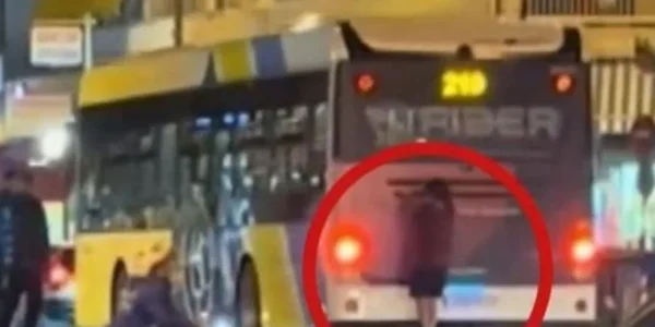 Τρομακτικά επικίνδυνο: Νεαρός με πατίνι κρεμάστηκε από το πίσω μέρος λεωφορείου στην Καλλιθέα, δείτε βίντεο