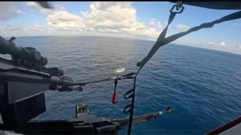 ΗΠΑ: Ελεύθερος σκοπευτής της Ακτοφυλακής εξουδετερώνει ταχύπλοο με κοκαΐνη στον Ειρηνικό – Εντυπωσιακό βίντεο από την επιχείρηση